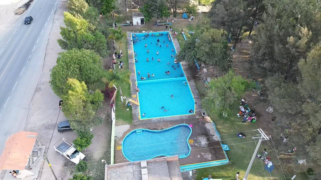 Zona de asadores y áreas verdes del Balneario