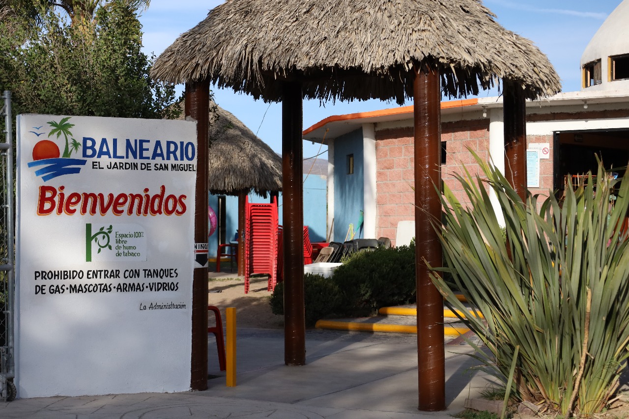 Entrada o fachada histórica del Balneario