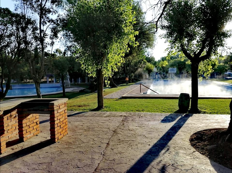 Zona de descanso y áreas verdes del Balneario