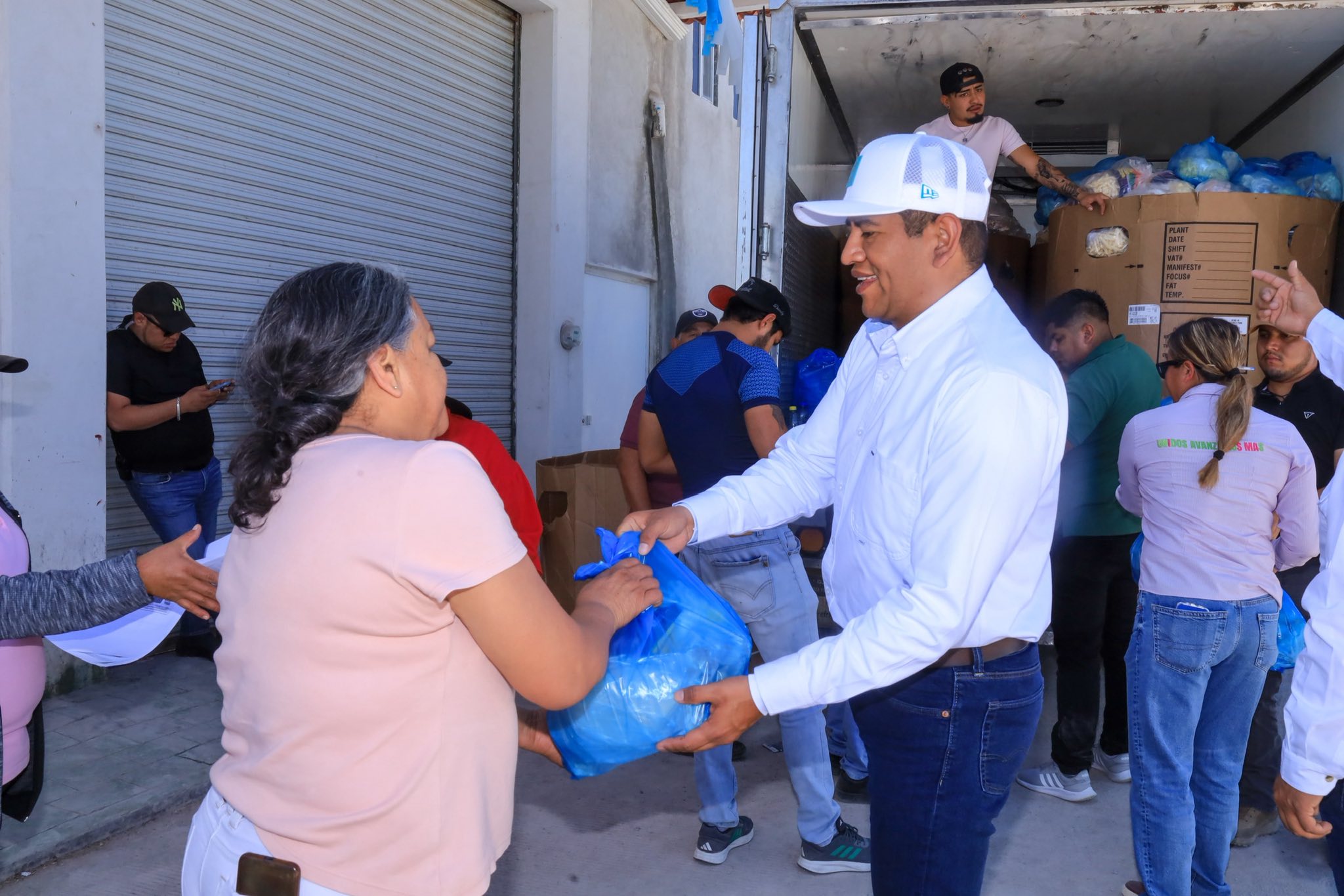 Entrega de proteína a familias de la comunidad de Ventilla