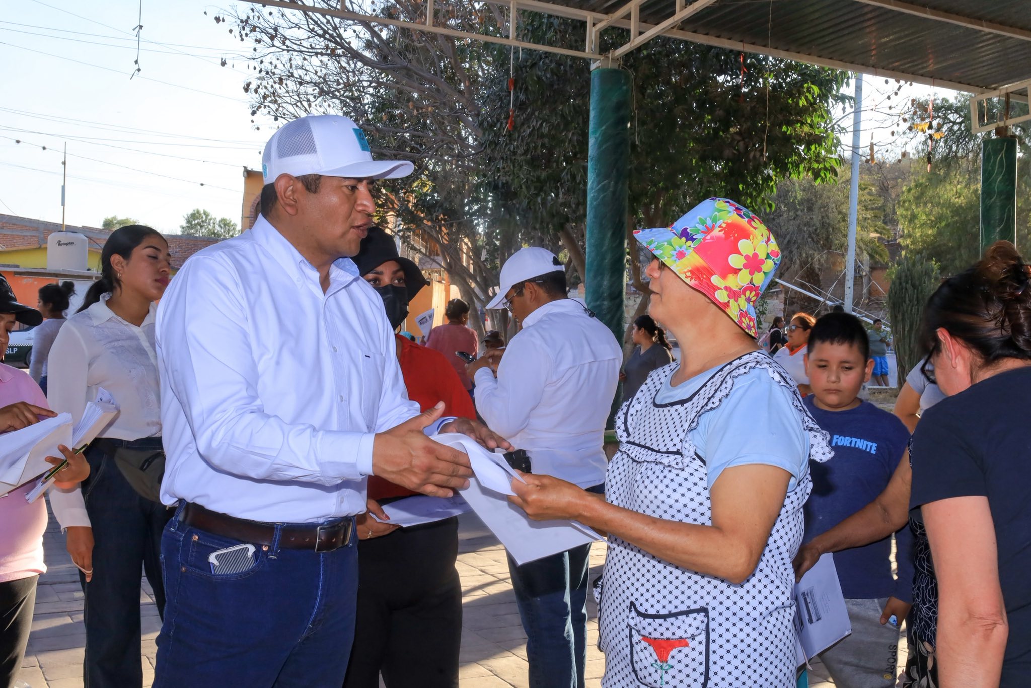 Brigadas municipales distribuyendo apoyos en Las Rusias