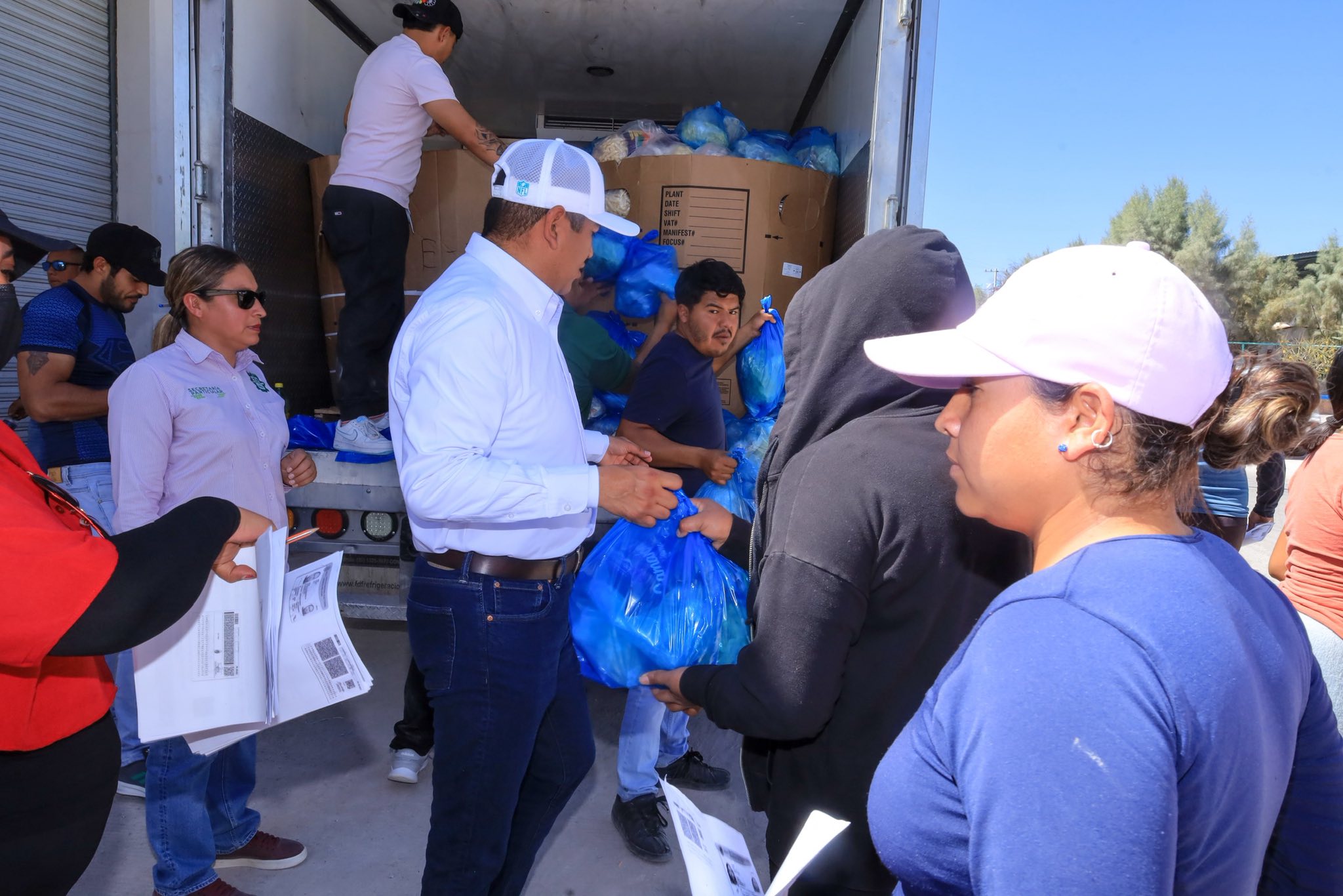 Entrega de proteína a familias de la comunidad de Ventilla