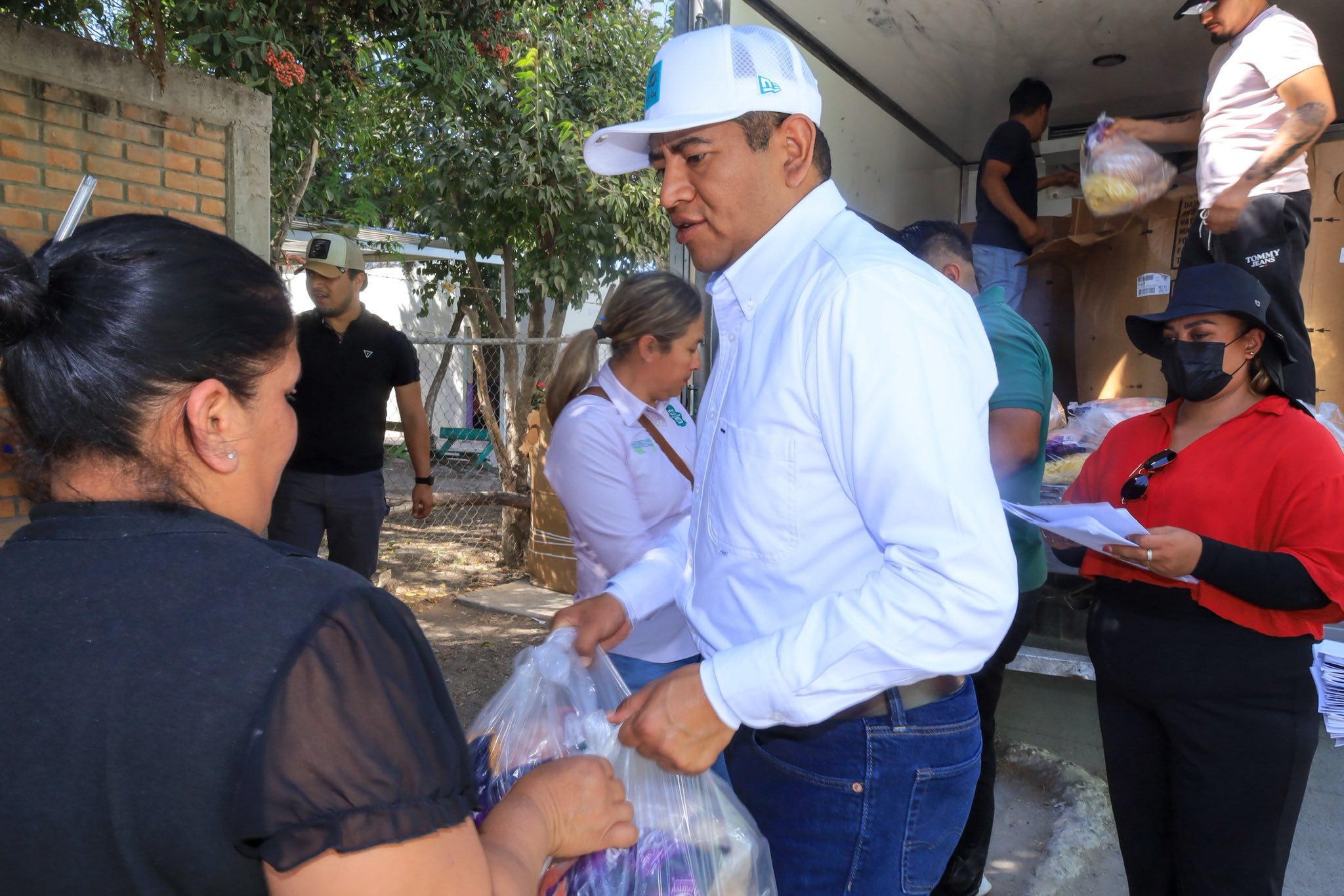 Ismael Hernández saludando a vecinos de Carrera Torres y El Hundido