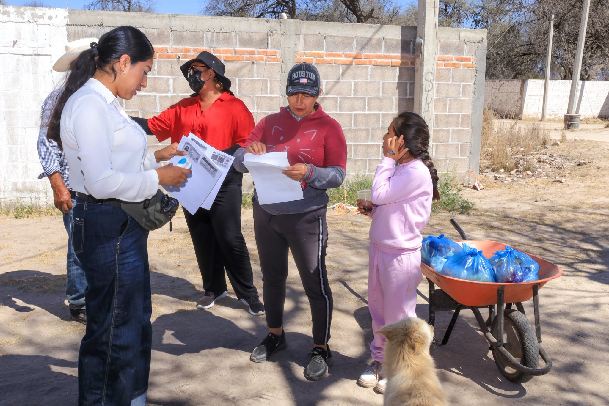 Brigadas municipales distribuyendo apoyos en Las Rusias