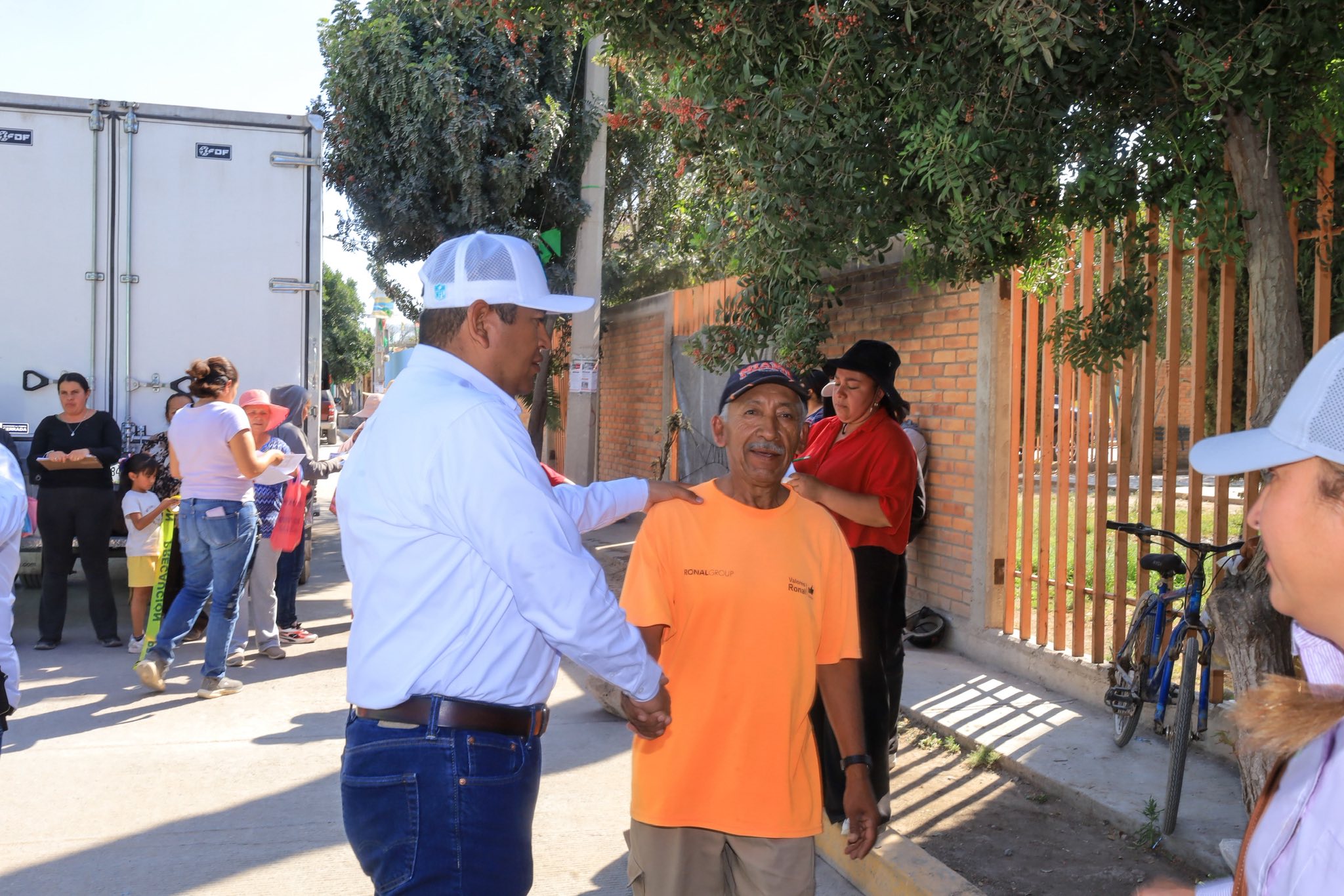 Entrega de proteína a familias de la comunidad de Ventilla