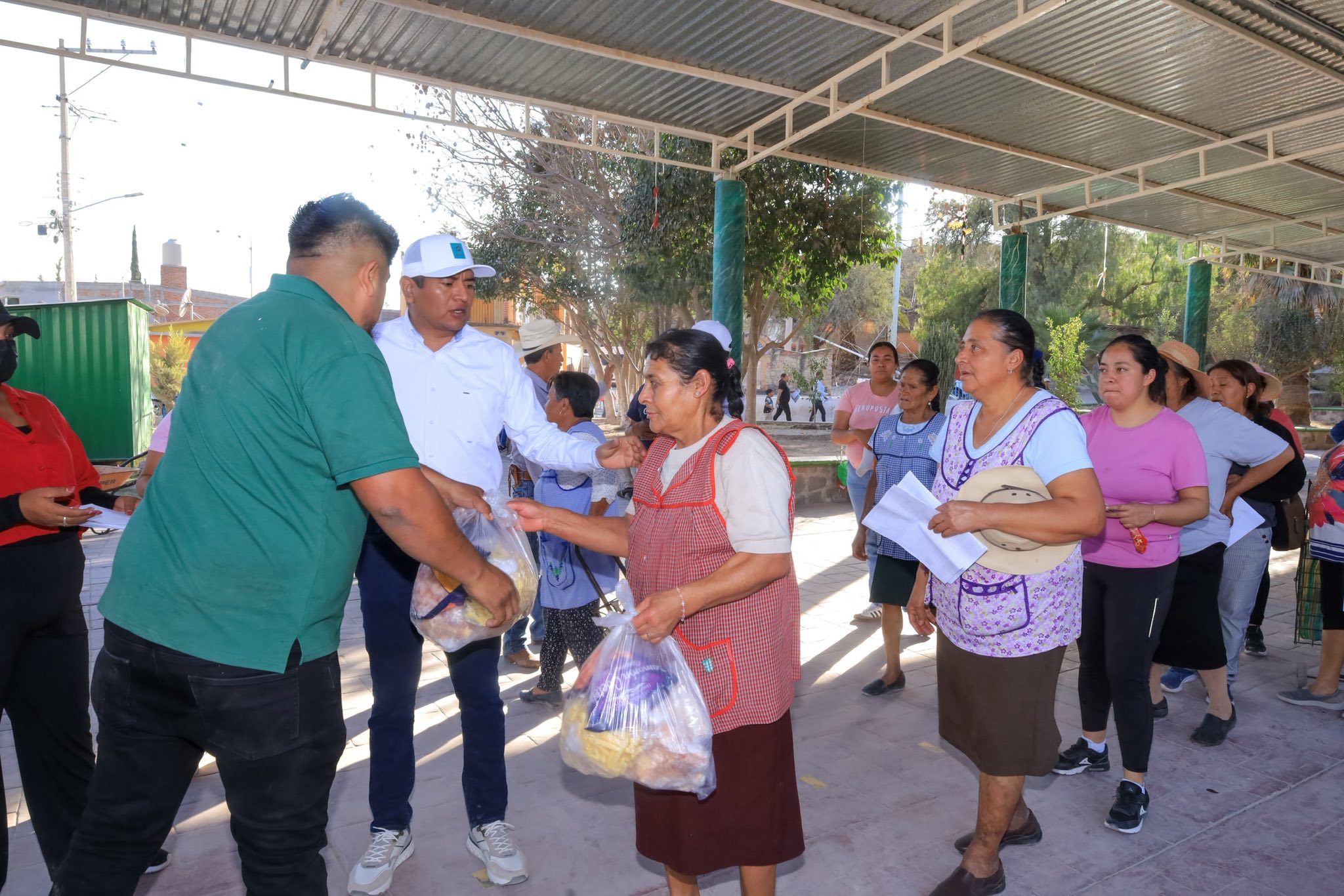 Ismael Hernández saludando a vecinos de Carrera Torres y El Hundido