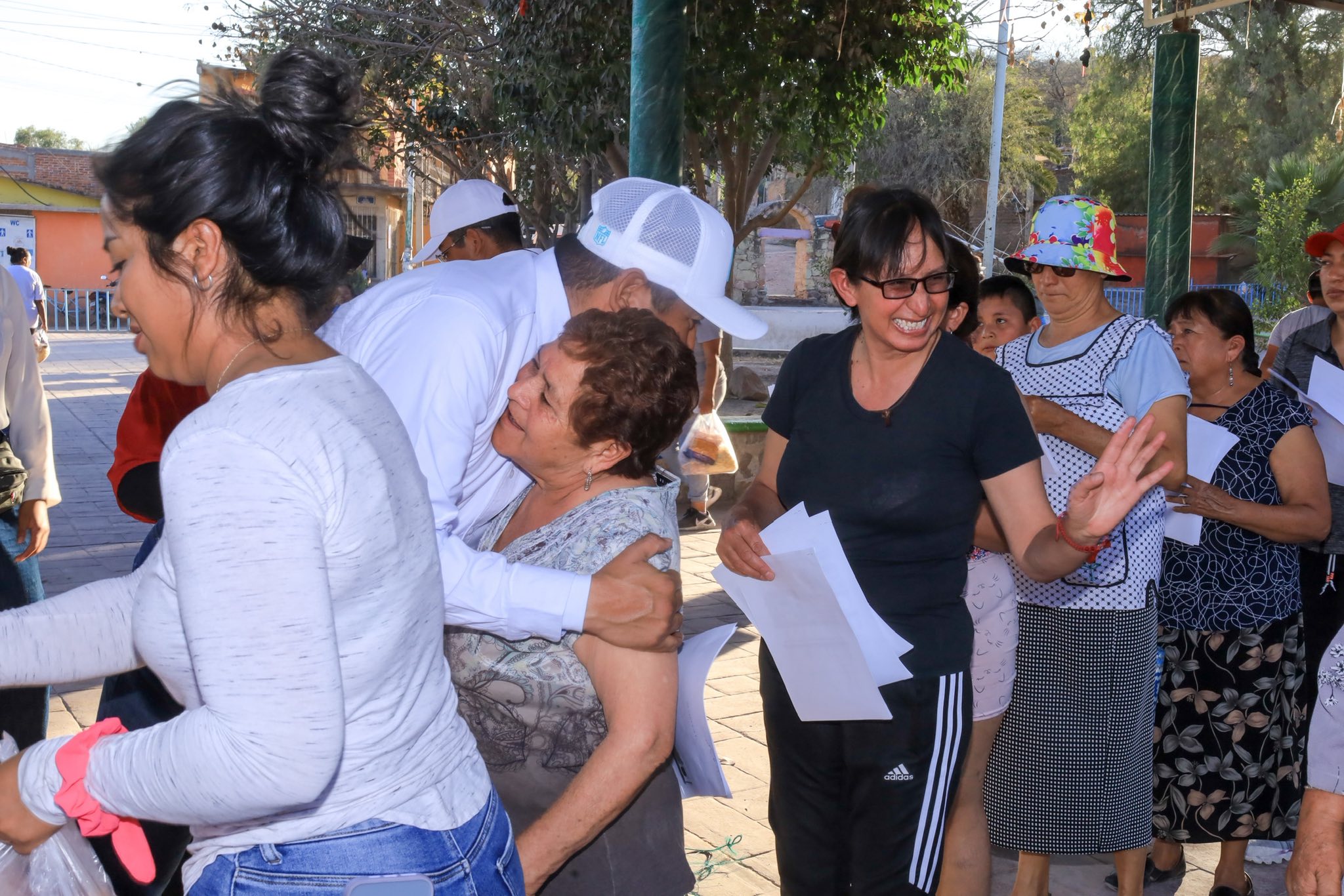 Brigadas municipales distribuyendo apoyos en Las Rusias
